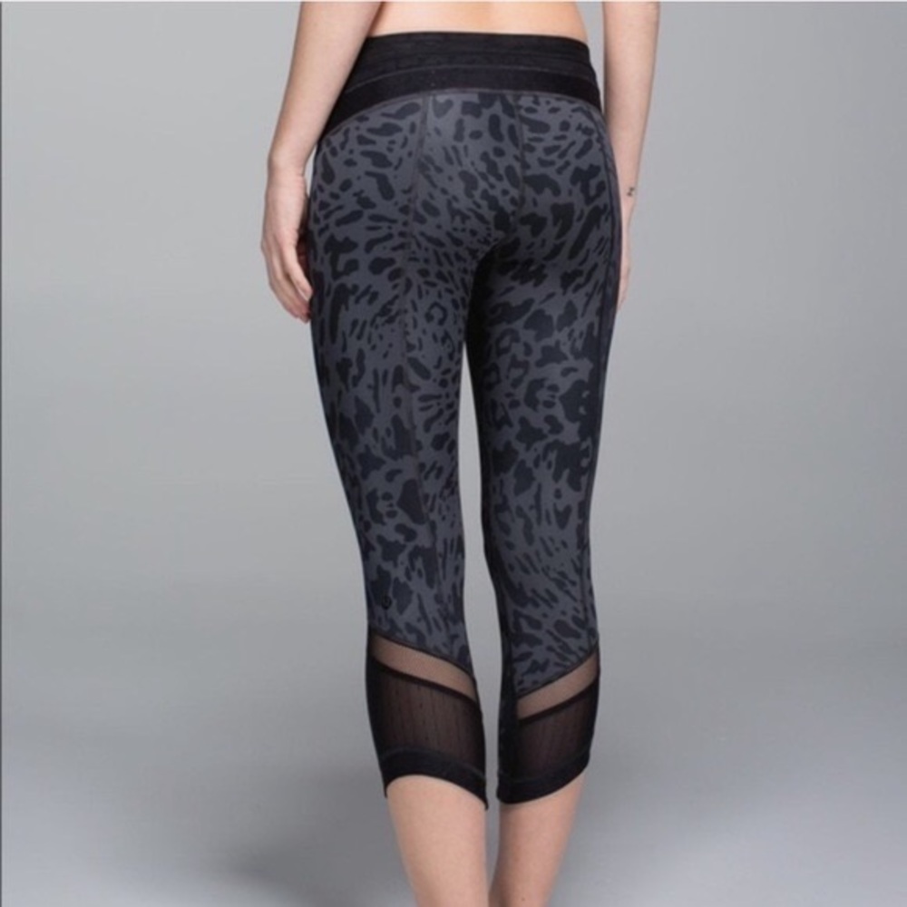 LIKE NEW Lululemon Just Breathe Crop Animal Swirl Deep Coal Light / Black Size 6